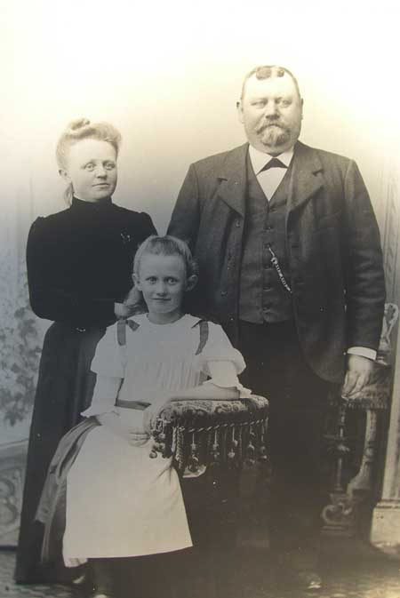 Karen Mortensen f. Skude (1890 - 1966) med sine forldre efter 1897