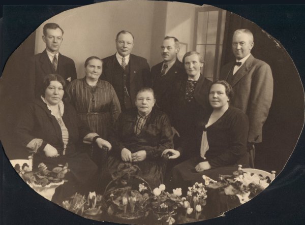 Karen Kirstine Madsen med familie i 1930
