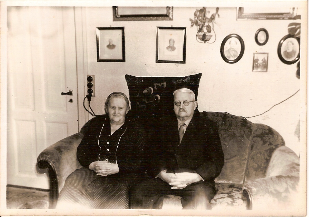 Aase & Niels Mortensen med deres 5 brn ca. 1949